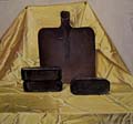 Drei Briketts, Schaufel, Goldenes Tuch- Öl auf Hartfaser- 1991- 69 x 75,5 cm